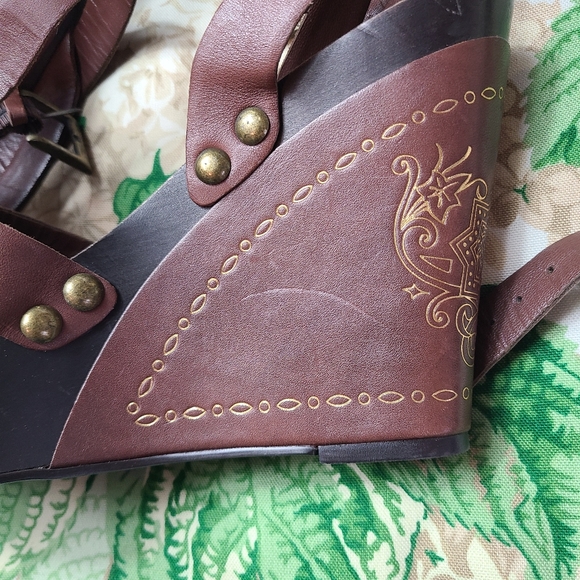 Betsey Johnson vintage y2k boho gold floral painted wood platform wedge sandals! - Picture 8 of 16